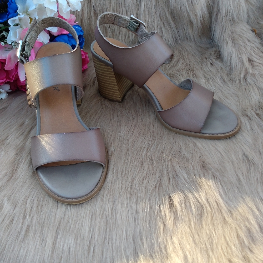 EUC"Now or Never" tan heeled Strappy sandals